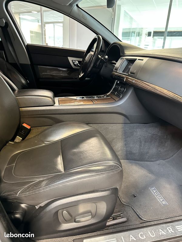 Jaguar XF Sportbrake 2.2D 163ch " Carnet Complet + Factures / 170.096 Km " (image 3)