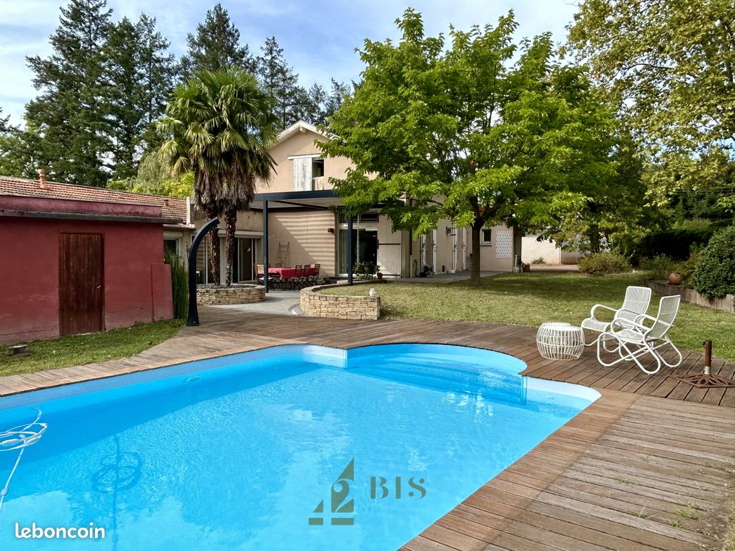 Propriété 6 pièces 160 m² (image 1)
