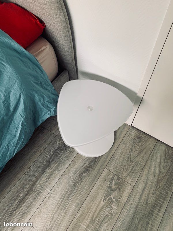 Table de chevet design (image 2)