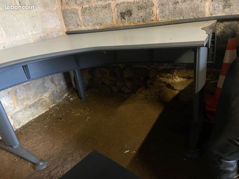 Bureau angle (image 2)
