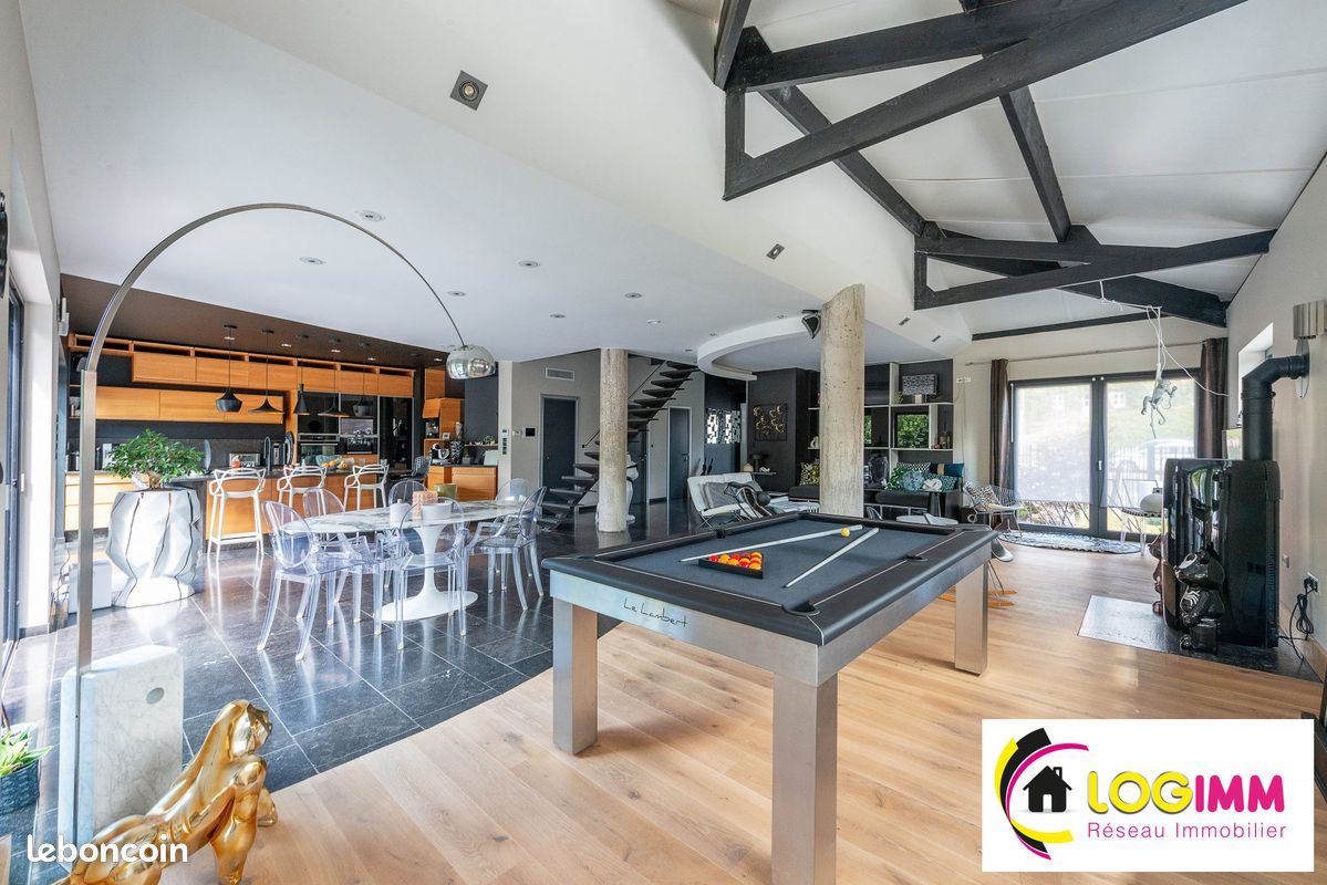 Maison 9 pièces 310 m² · à Sebourg · 310 m² · 699 000 €