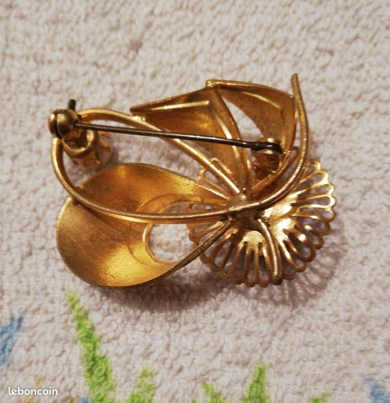 Broche Ancienne Vintage Dorée Avec Perles - Occasion (quelques Usures De Peinture)