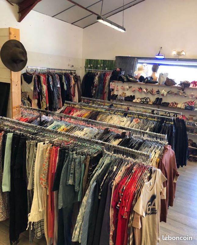 Lot revendeur friperie 40 Vêtements Hauts femme tailles divers saison Printemps / Été (image 1)