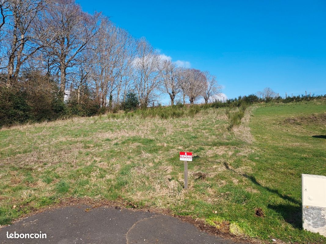Terrain constructible viabilisé · à Tauves · 19 800 €