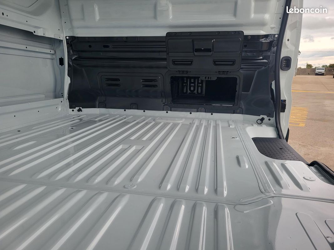 RENAULT TRAFIC VAN ( FOURGON ) L2H1 ADVANCE 3T 2.0Blue DCI 150 BVM6 03 PLACES NEUF avec CAMÉRA DE RECUL + CLIM AUTO + NAVIGATION + CARTE ACCES MAINS LIBRES + ANTIBROUILLARDS ( Prix de Vente 27 990 HT) (image 10)
