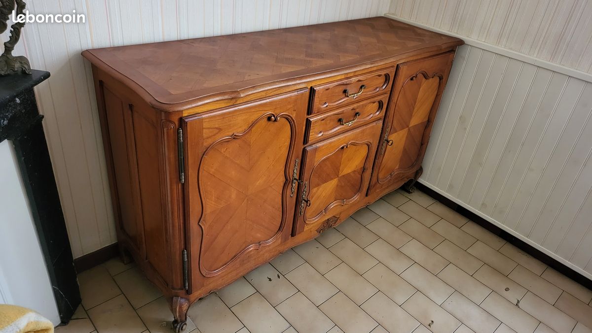 Buffet-Commode ancienne en merisier sculpté – Maître ébéniste – Couleur unique - Ameublement