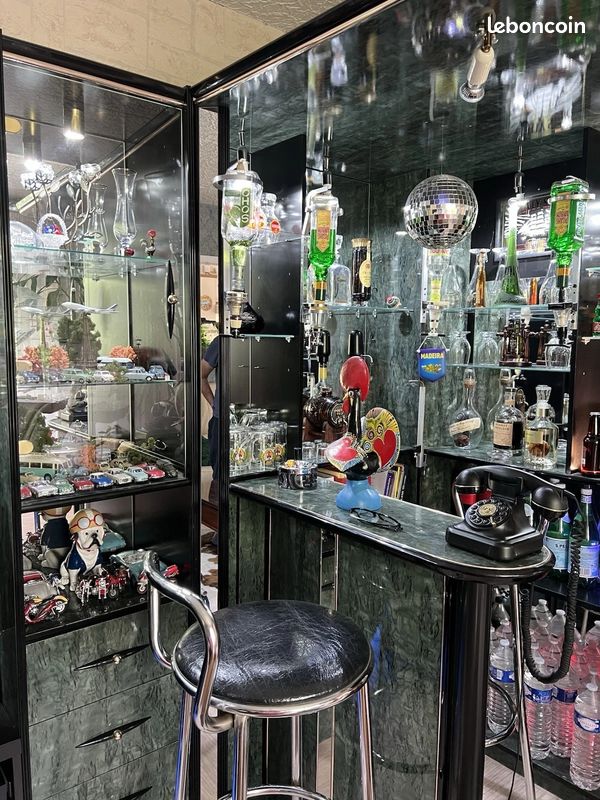Bar d'angle avec ses 2 vitrines et 2 chaises hautes (image 1)