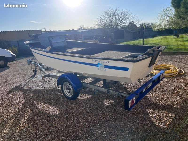 Arcoa 435 bass boat (image 1)