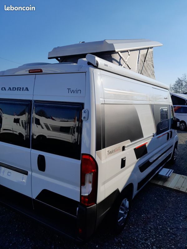 ADRIA TWIN 600 SPB SPORT – Toit relevable – 4 Places / 4 Couchages – Déstockage (image 2)