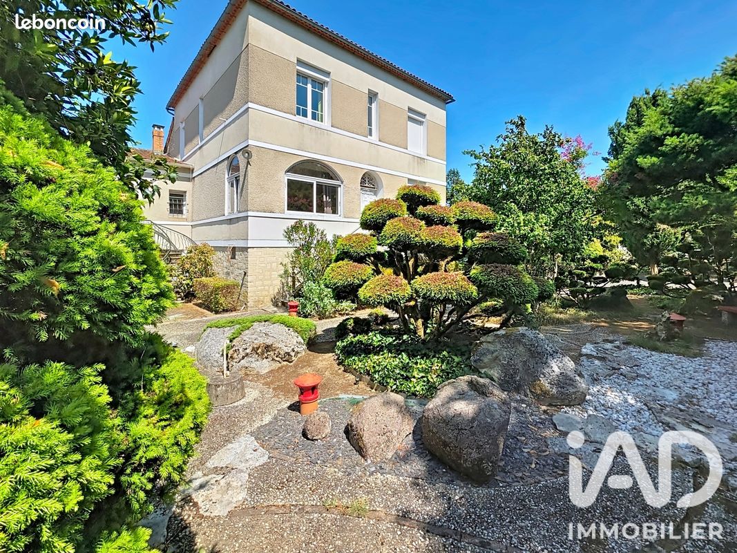 Immeuble 400 m² · à Montbron · 400 m² · 465 000 €