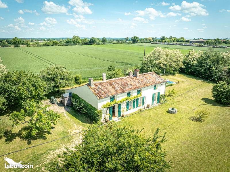Maison 8 pièces 174 m² · à Genouillé · 174 m² · 289 000 €