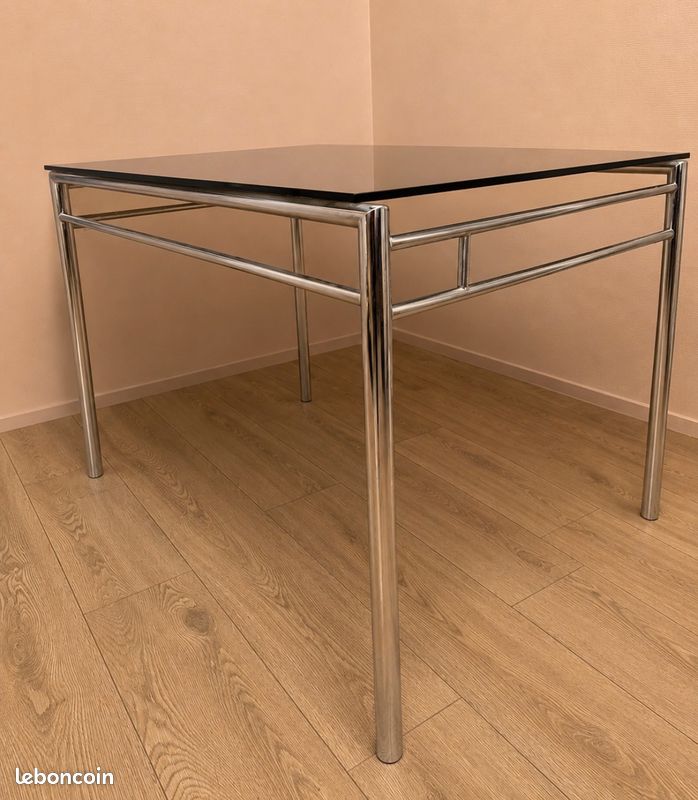 Table en verre noir avec structure chromée (image 2)