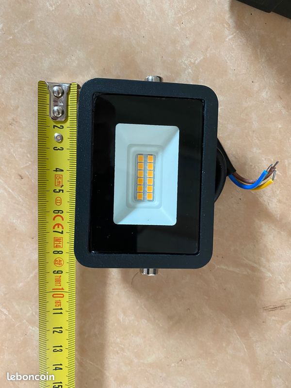 Spot 10 W a leds étanche (image 1)