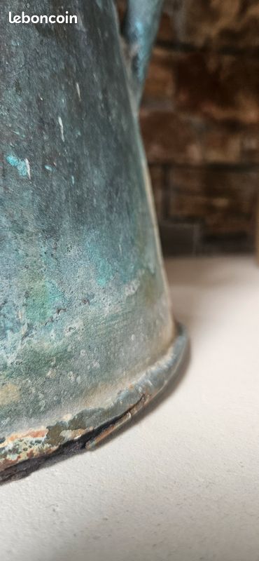 Grand broc ancien en cuivre patiné (image 2)