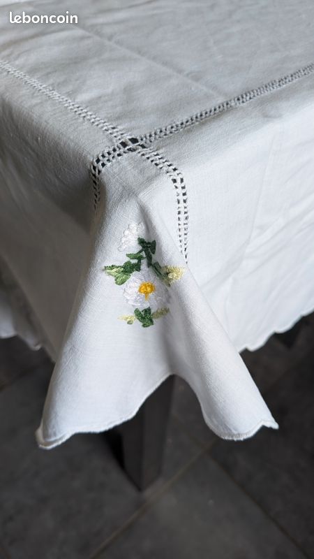 Nappe ronde ancienne brodée - Linge de maison