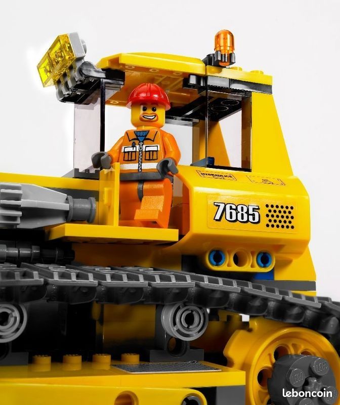 Lego 7685 Le BULLDOZER ORLEANS Bjr je vends bulldozer LEGO 7685 l'ensemble est déjà montée avec le manuel d'instruction. Je n'ai plus la boite. Descriptif Produit : Mets un peu d'ordre sur le chantier (image 2)