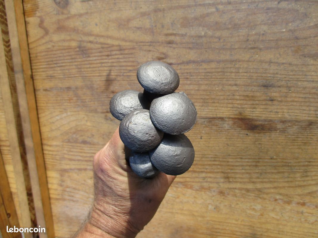 Lot de 7 anciens et énormes clous de charpente en fer forgé (image 5)