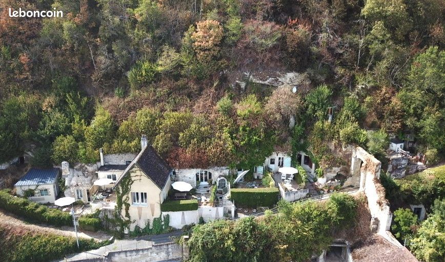 Maison 12 pièces 376 m² · à Les Roches-l'Évêque · 376 m² · 700 000 €