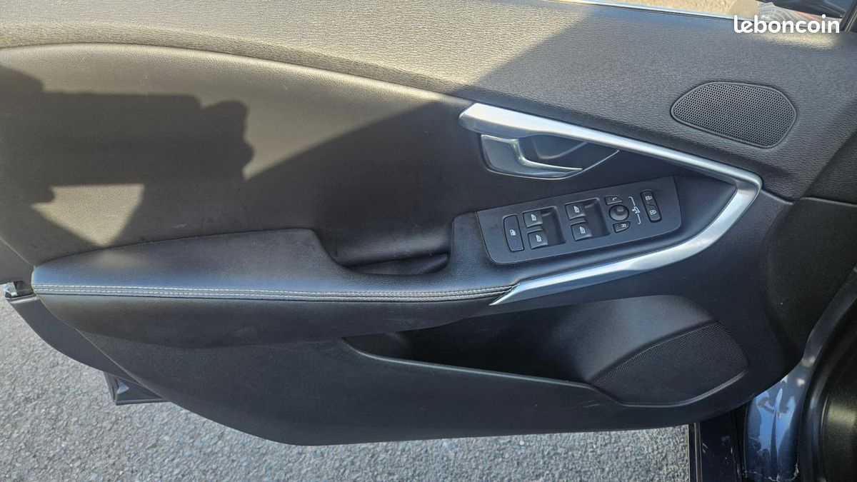 Volvo V40 D2 115 R-Design Powershift A (image 12)