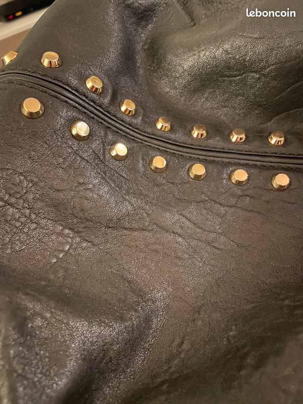 Grand sac porté épaule cuir et clous dorés (image 7)