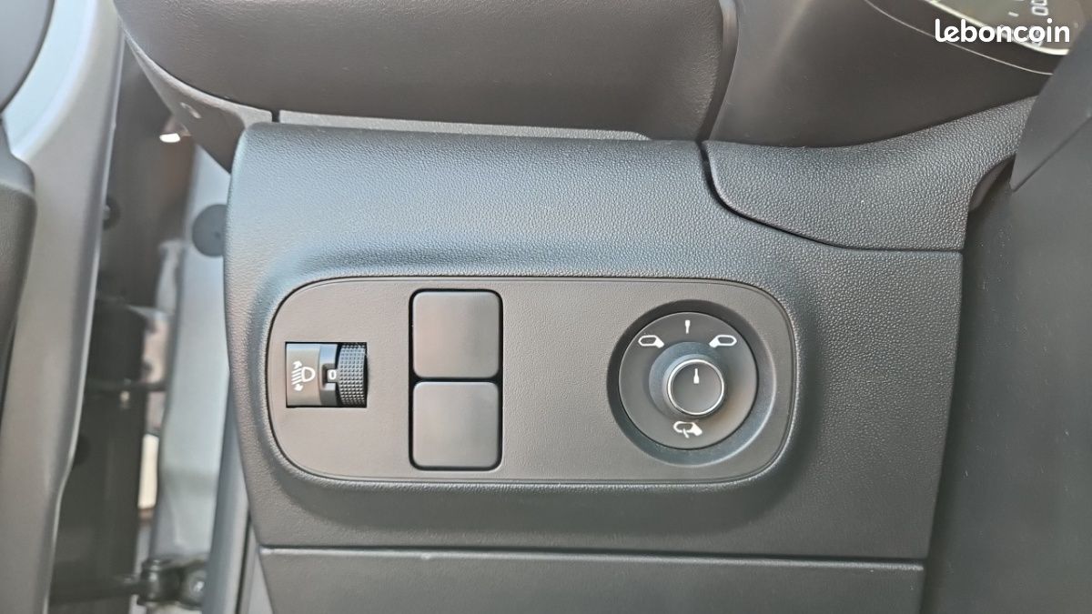 Citroën C3 BLUEHDI 100 SS BVM5 SHINE BUSINESS (image 24)