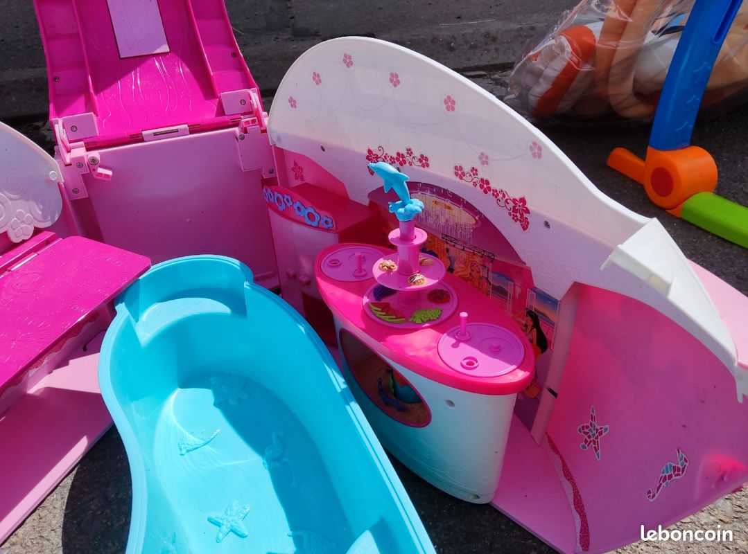 Bateau barbie et ses accessoires (image 3)