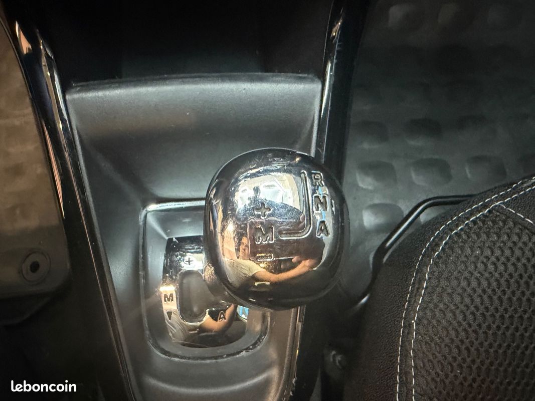 Citroën DS3 Phase 2 1.6 e-HDi 92Ch So Chic - BOITE AUTO / RADAR DE RECUL / CLIM AUTO / BLUETOOTH / REGULATEUR DE VITESSE (image 28)