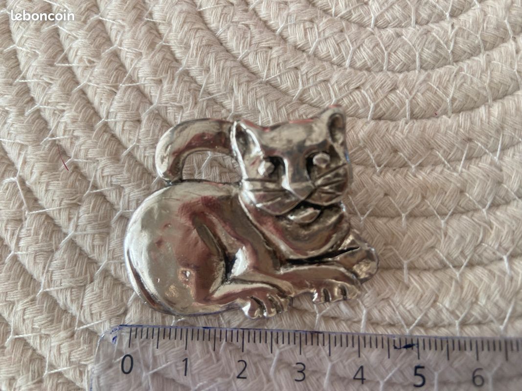 Broche Vintage Jacky De G - Métal Argenté, Bijou Ancien Décoratif