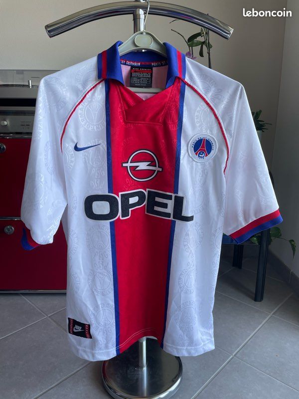 Un maillot vintage du PSG en vente en édition (très) limitée