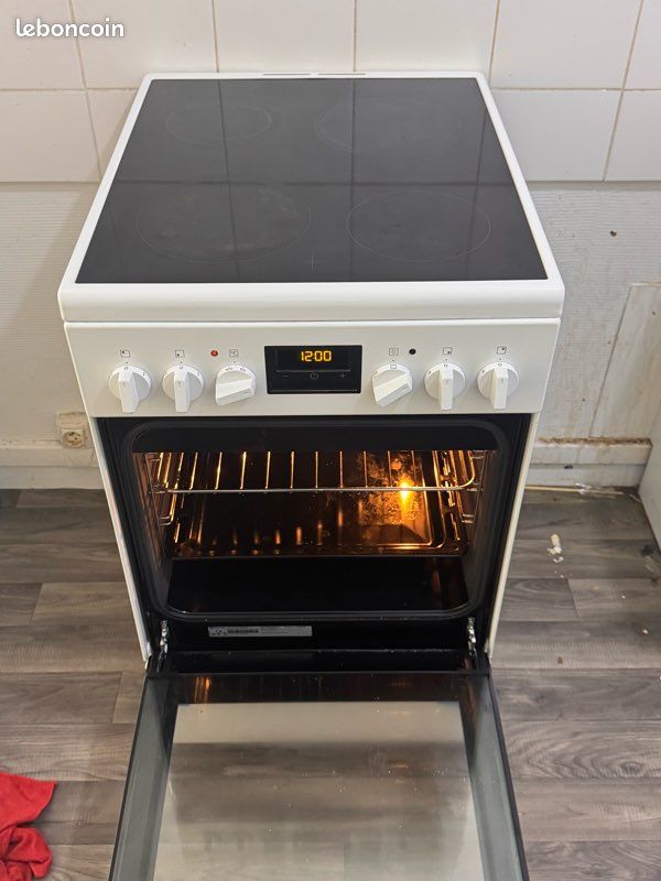 Cuisinière Vitrocéramique Electrolux - 4 Foyers, Four 57L - Modèle LKR524288W - Blanc