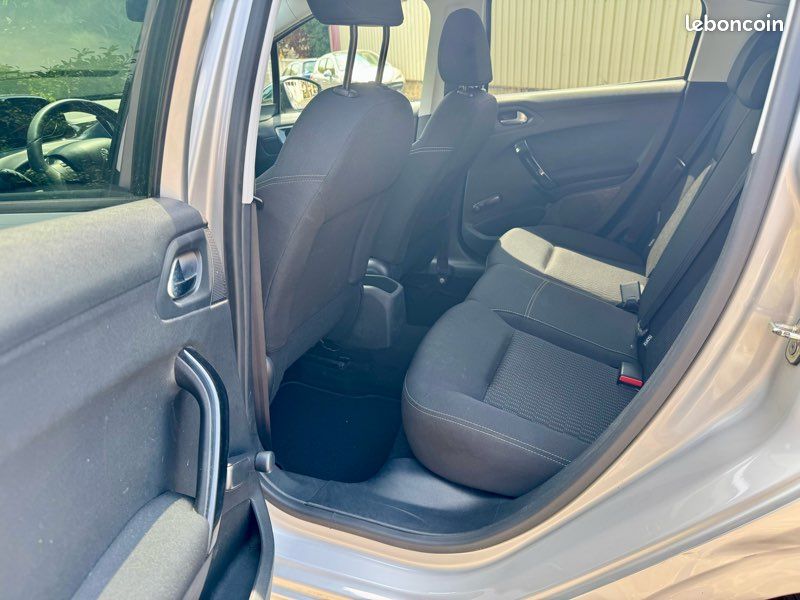 Peugeot 208 Finition Style – Kit Distribution ✅ – Radars recul ✅ (image 8)
