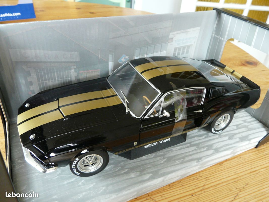 Voiture Ford Mustang GT500 noire et dorée 1967 neuve en boîte (image 4)