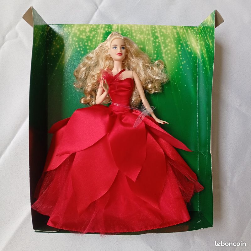 Poupée Barbie signature des fêtes 2022 (image 3)
