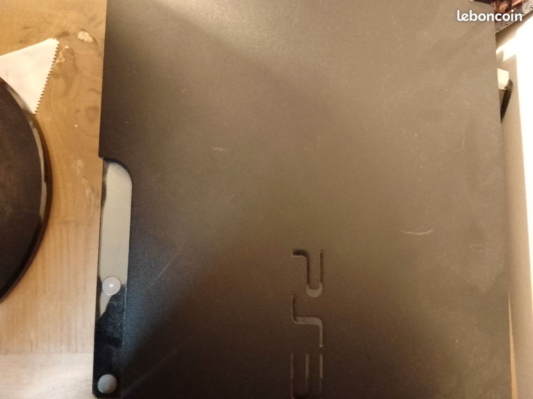 Ps3 en bon état deux mannettes + 13 jeux (image 1)