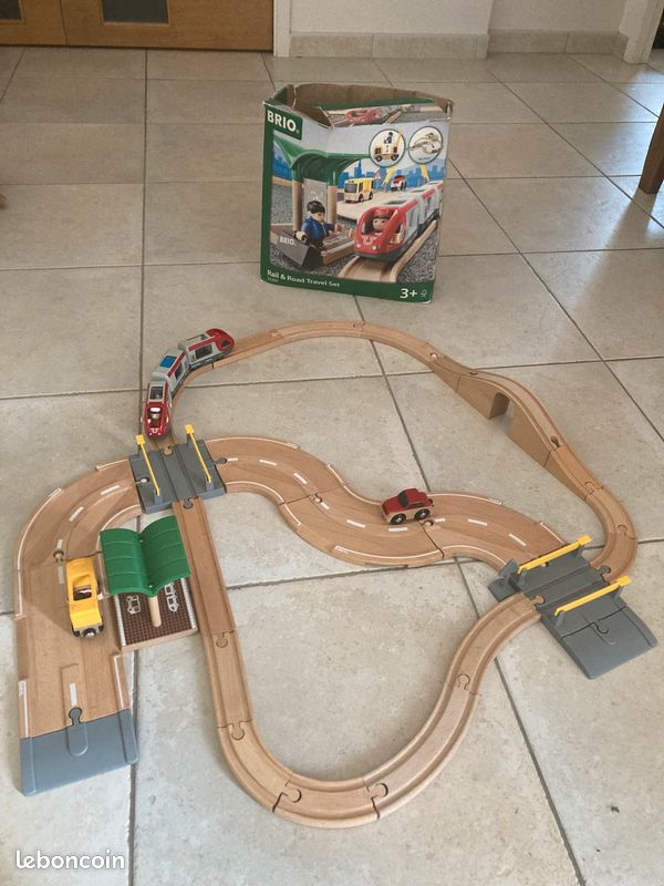 Circuit Train Bois de la marque Brio (image 1)