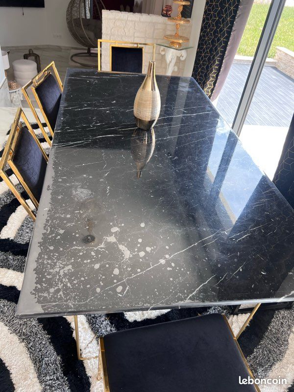 Table à manger en marbre noir et blanc avec pied doré – 2m x 90 cm (image 1)