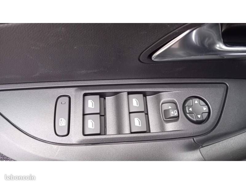 Peugeot 2008 Hybrid 110 e-DCS6 Allure (image 17)