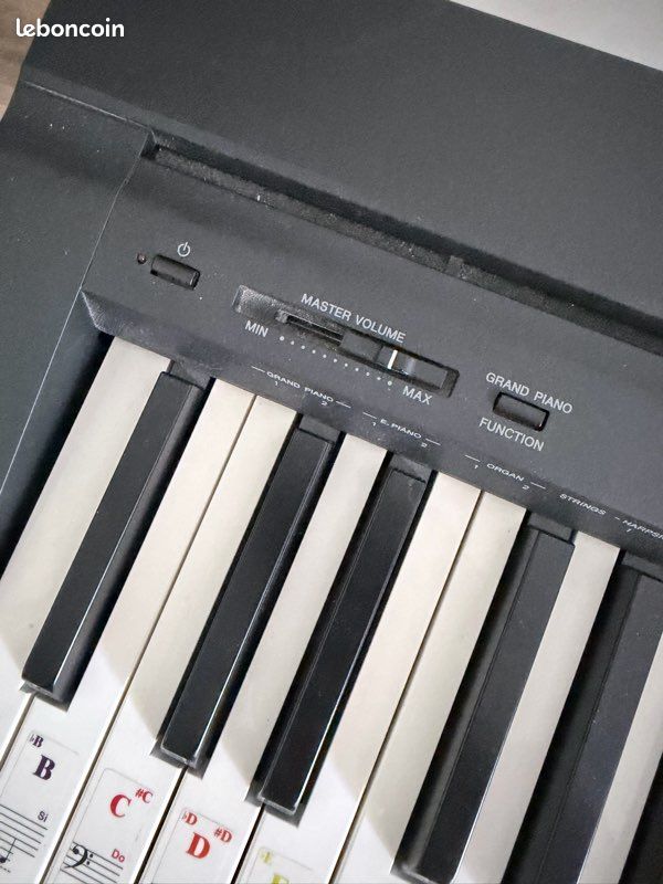 Piano numérique Yamaha P-45 + support + pédale + câble – excellent état – Marseille (image 4)