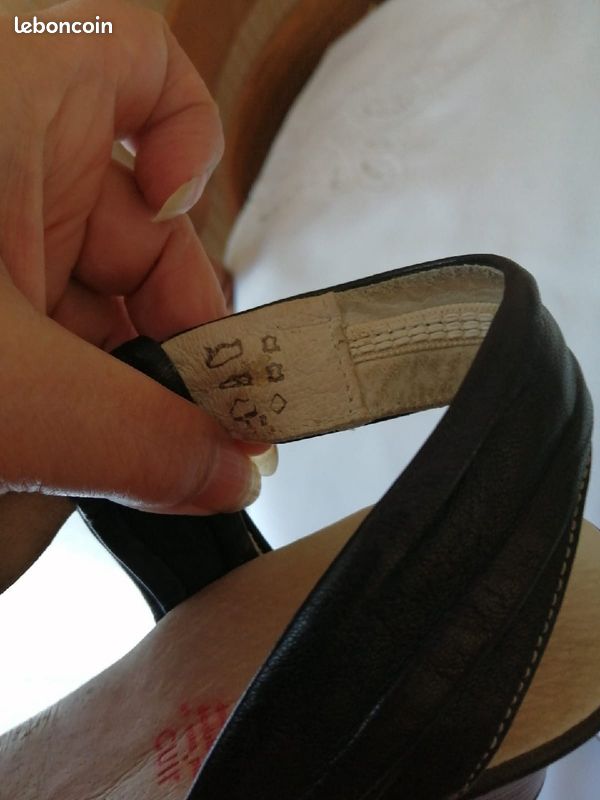 Sandales noires en cuir pointure 39 (image 2)