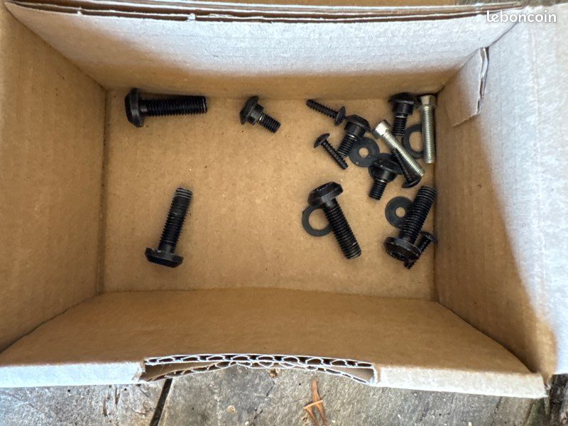 Support de plaque d’immatriculation original Honda 650 R (image 3)
