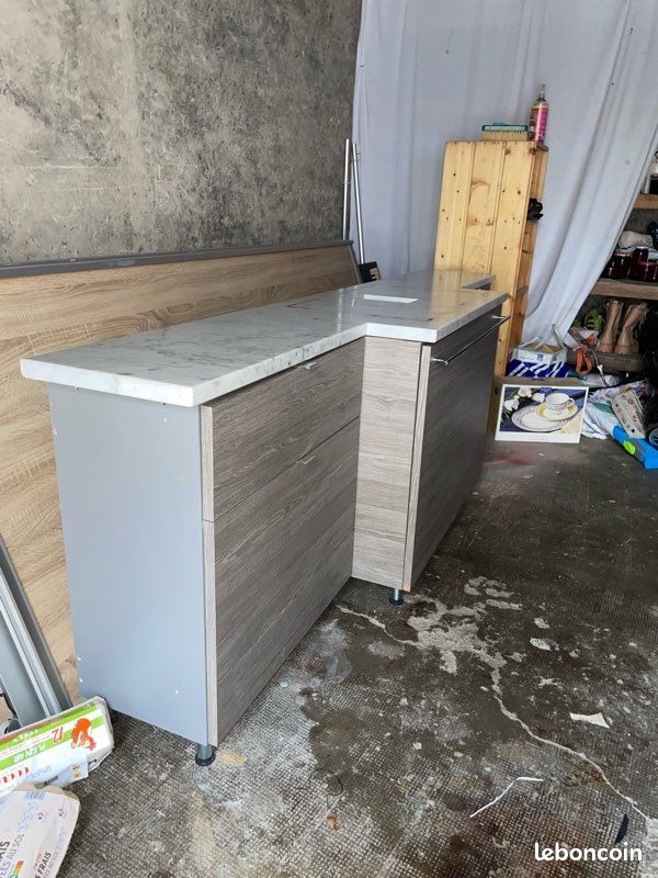 Meuble de salle de bain en marbre et bois (image 5)