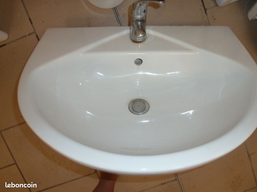 Lavabo en porcelaine (image 1)