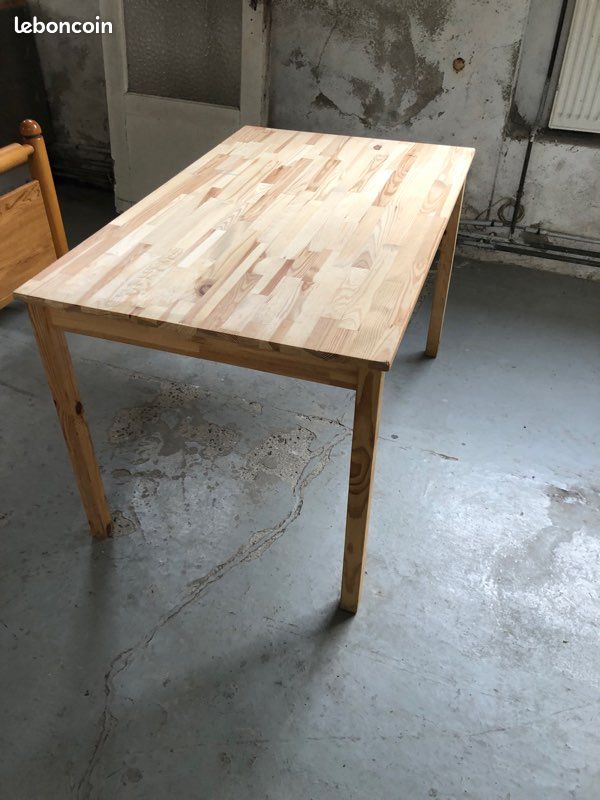 Table IKEA en pin (image 1)