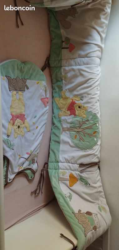 Tour de lit et gigoteuse Winnie l'ourson en très bon état (image 1)
