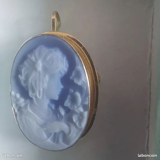 Pendentif Plaqué Or 18 Carats – Imitation Camée Sur Fond Bleu – Forme Ronde – Tata Gisele