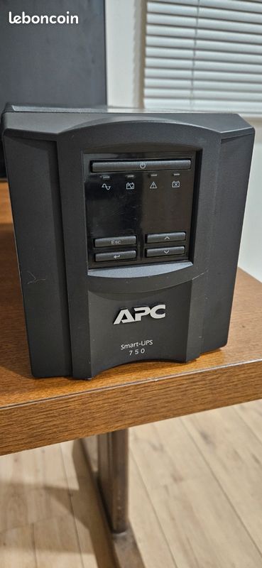 SMART-UPS APC, Liaison interactive, 750 VA, tour, 120 V, 6 prises NEMA 5-15R, port SmartConnect+SmartSlot, AVR, écran LCD (image 1)