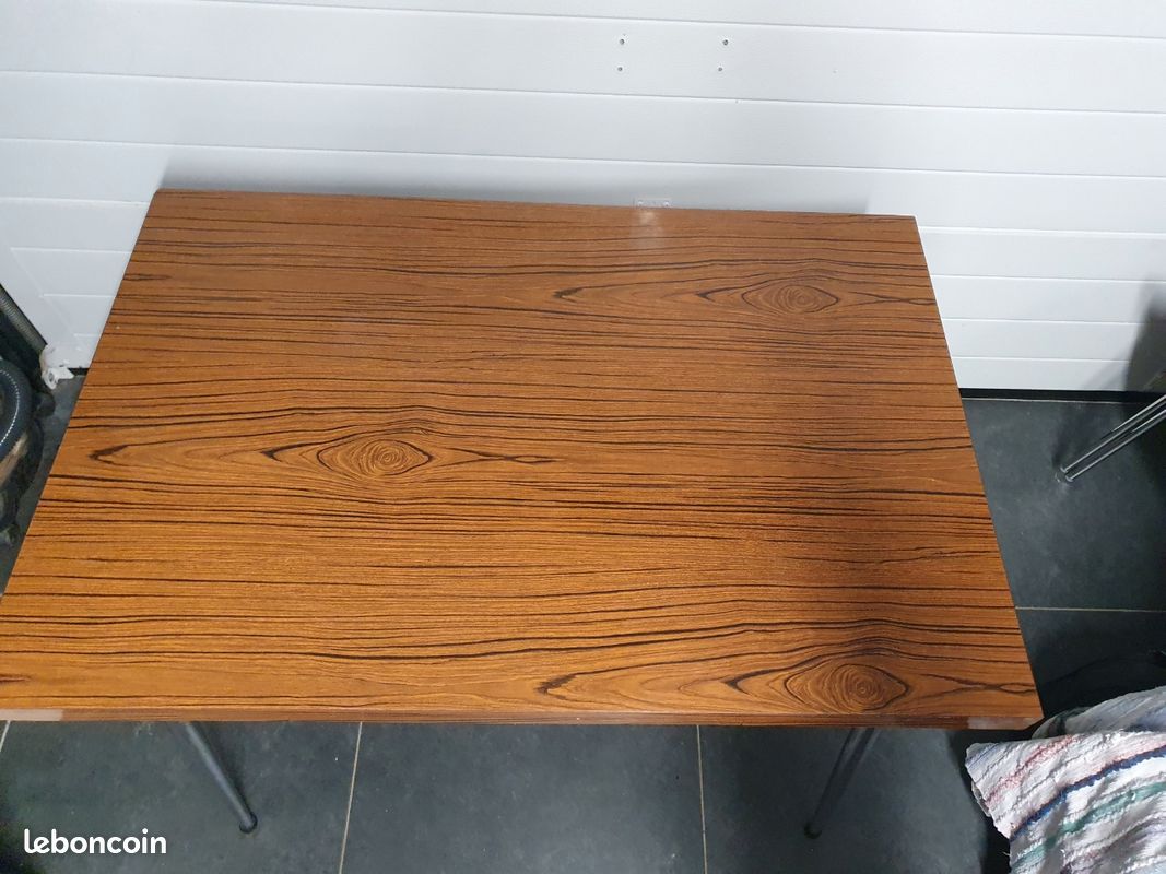 Table de cuisine en formica avec 2 chaises. | €30.00 | Outreau, Nord Pas de Calais