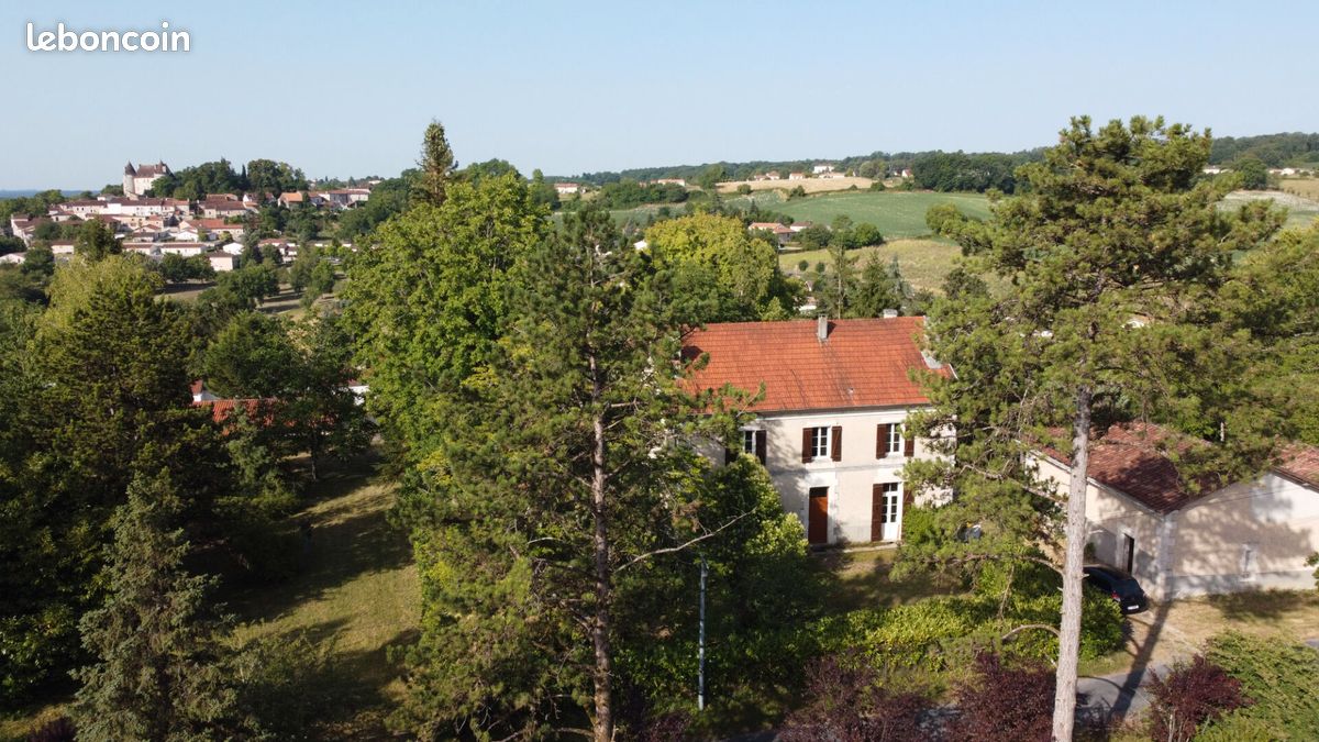Maison 8 pièces 188 m² · à Montmoreau · 188 m² · 250 000 €