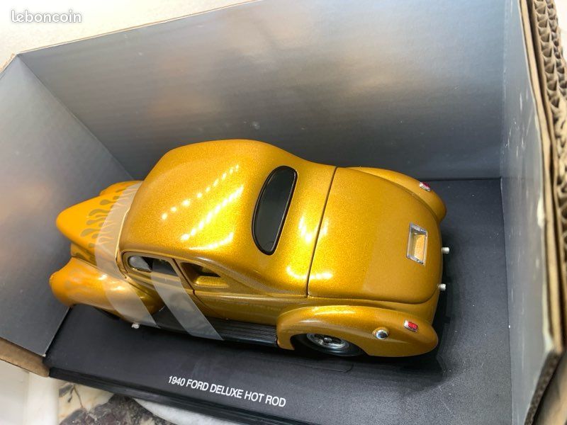 FORD DELUXE HOT ROD 1940 rouge flammes 1/18 UNIVERSAL HOBBIES FORD DELUXE HOT ROD 1940 rouge flammes 1/18 UNIVERSAL HOBBIES