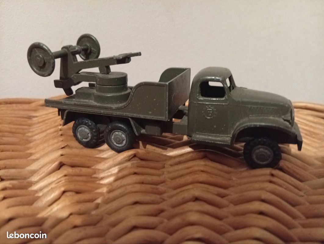 Voitures, camions et fourgons miniatures militaires 1:43
